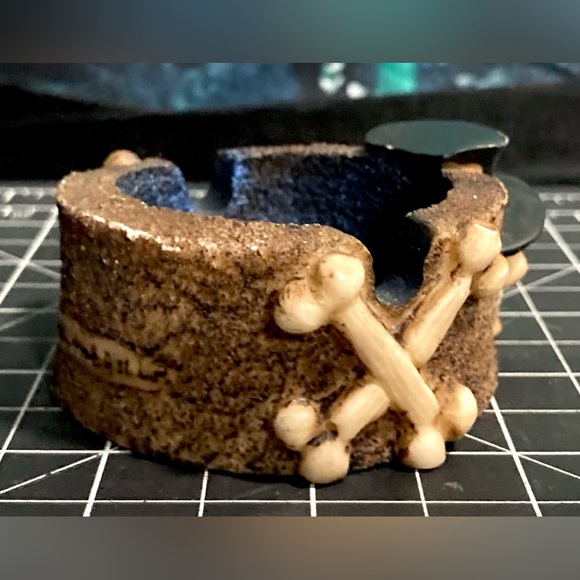 Vintage Skull and CrossBones Halloween Resin Ashtray - Picture 3 of 12